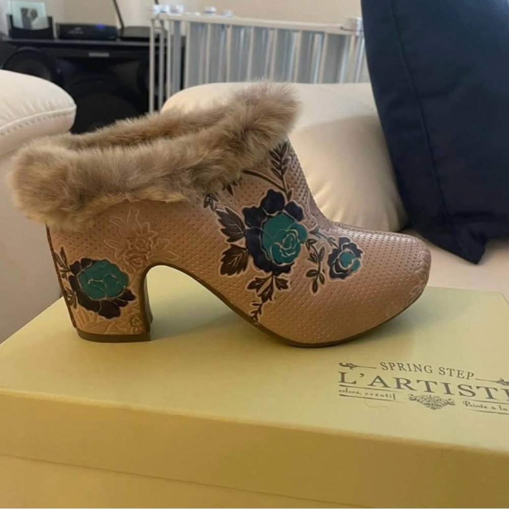 L'ATISTE Women's Tan Floral Ankle Boots